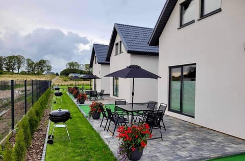 Property building, Spring, Day, BBQ facilities, Balcony/Terrace, Seating area, Garden view