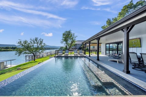 River Oaks Luxury Lakeshore Concierge Services Available House in Kingsland