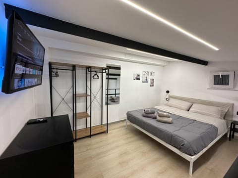 Bed, TV and multimedia, Bedroom