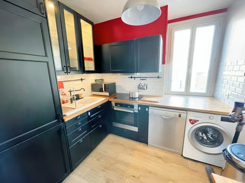 Kitchen or kitchenette, dishwasher, oven, toaster, washing machine