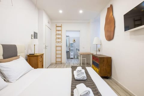 Bed, Bathroom, TV and multimedia, Photo of the whole room, Bedroom, hair dresser, towels, wardrobe