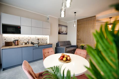 Kitchen or kitchenette, Living room, Seating area, Dining area, minibar, pet friendly, stove