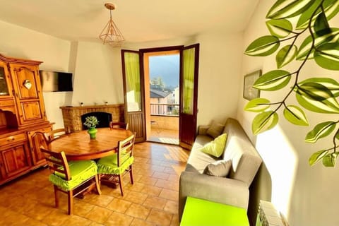 Communal lounge/ TV room, Communal lounge/ TV room, TV and multimedia, Living room, Seating area, Dining area, Evening entertainment