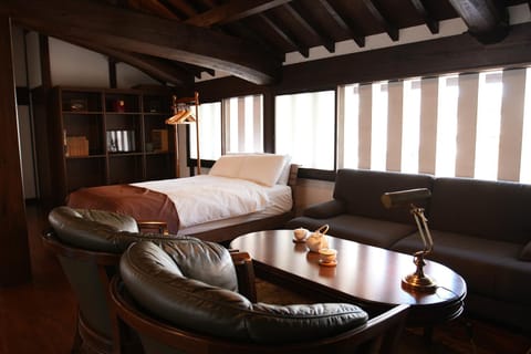 Bed, Seating area, Bedroom
