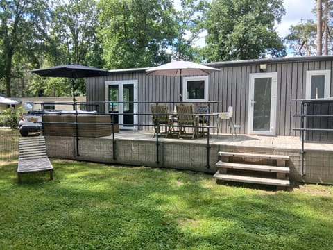 Vakantie-Chalet Camping GOOLDERHEIDE met seizoensgebonden zwembad Campground/ 
RV Resort in Peer