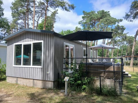 Vakantie-Chalet Camping GOOLDERHEIDE met seizoensgebonden zwembad Campground/ 
RV Resort in Peer