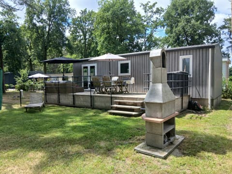 Vakantie-Chalet Camping GOOLDERHEIDE met seizoensgebonden zwembad Campground/ 
RV Resort in Peer