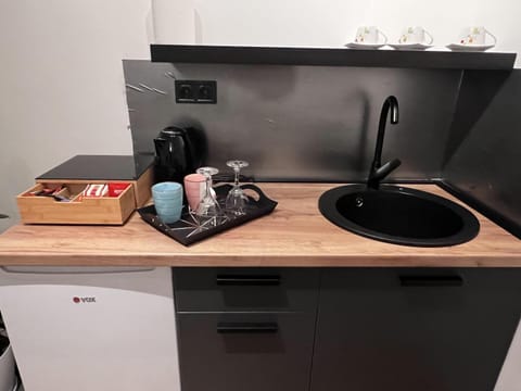 Coffee/tea facilities, Kitchen or kitchenette, stove