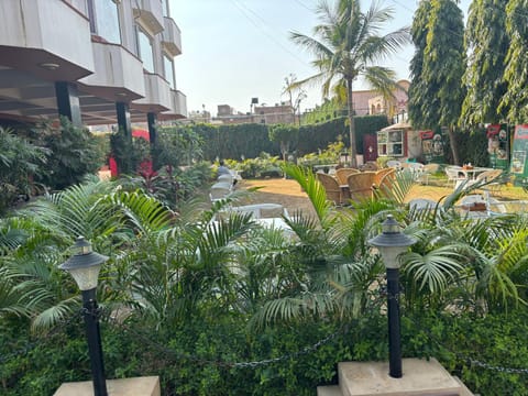 Restaurant/places to eat, Garden view