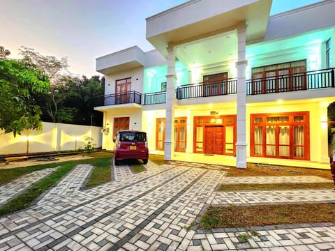 Property building, Day, Neighbourhood, Street view, Location, Parking