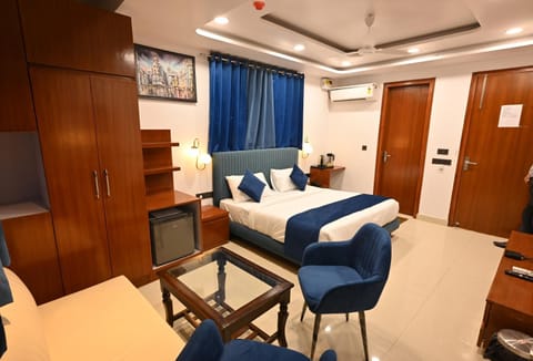 Bed, TV and multimedia, Living room, Photo of the whole room, Seating area, Bedroom, hair dresser, wardrobe, air conditioner