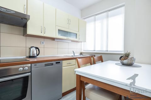Kitchen or kitchenette, Dining area, dishwasher, pet friendly, stove