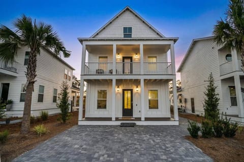 Beautiful Home .5mi to Beach SLPS 14! Bikes, 3rd Floor Bunk/Game Room - 2 King Bedrooms House in Inlet Beach