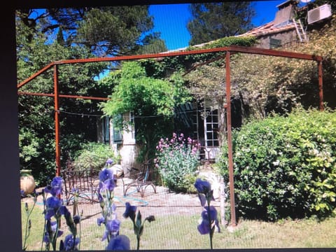 Petite maison de charme avec piscine et pins centenaires Villa in Nimes