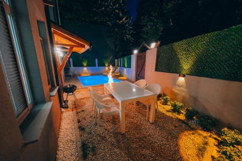 Night, Garden, Dining area, Garden view, Pool view, Swimming pool, sunbed