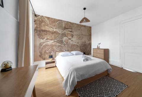 Bed, Photo of the whole room, Bedroom, towels