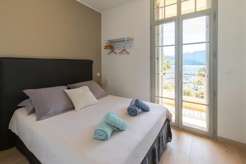 Bed, Natural landscape, Photo of the whole room, Bedroom, Mountain view, Sea view, towels, air conditioner