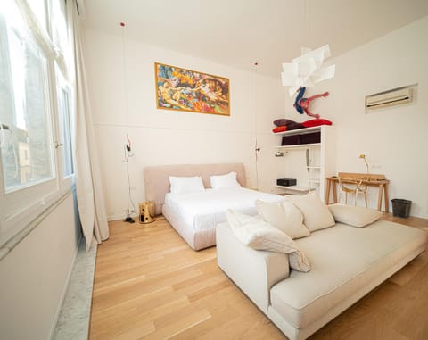Bed, Photo of the whole room, Decorative detail, Bedroom, air conditioner