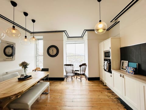 Kitchen or kitchenette, Seating area, Dining area, Mountain view, oven, pet friendly