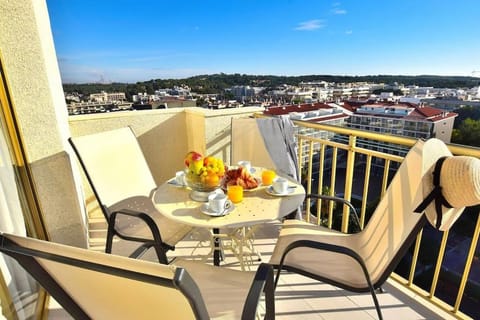 View (from property/room), Balcony/Terrace, City view, Mountain view
