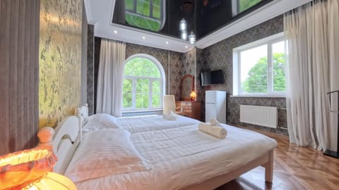 Bed, TV and multimedia, Living room, Photo of the whole room, Seating area, Bedroom