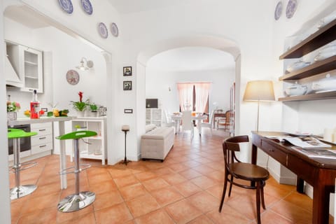 Kitchen or kitchenette, Living room, Seating area, Dining area