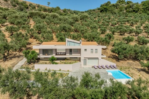 Property building, Garden, Swimming pool