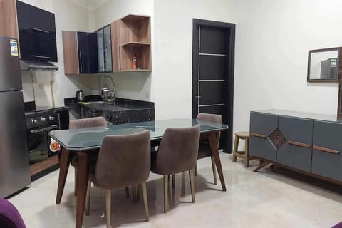 Kitchen or kitchenette, Living room, Seating area, Dining area, stove
