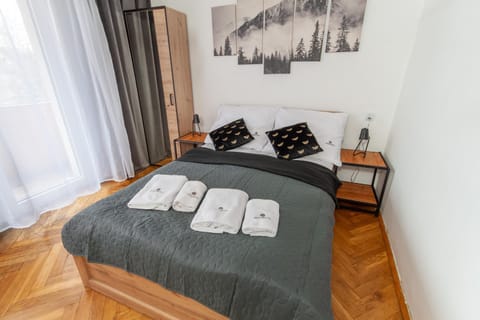 Bed, Photo of the whole room, Bedroom, towels