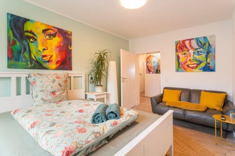 Bed, Living room, Photo of the whole room, Decorative detail, Seating area, Bedroom