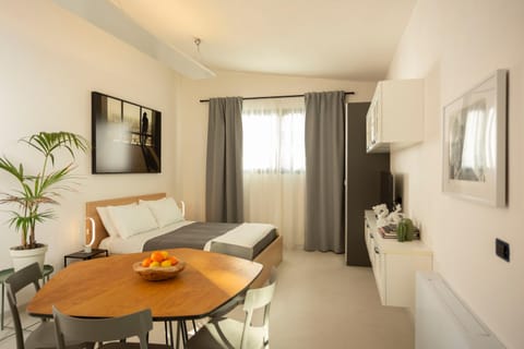 Bed, TV and multimedia, Dining area