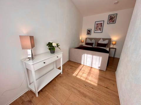 Bed, Photo of the whole room, Bedroom, hair dresser