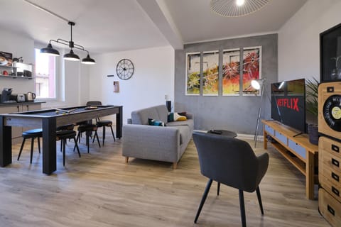 Communal lounge/ TV room, Billiard, TV and multimedia, Living room, Dining area