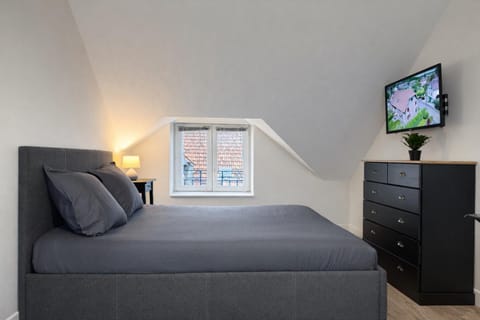 Bed, TV and multimedia, Bedroom