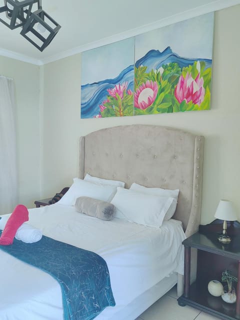 Bed, Photo of the whole room, Decorative detail, Bedroom, towels