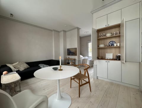 Uniikki ja tunnelmallinen empireasunto Hämeenlinnan ydinkeskustassa Apartment in Finland