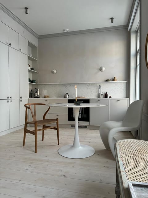 Uniikki ja tunnelmallinen empireasunto Hämeenlinnan ydinkeskustassa Apartment in Finland