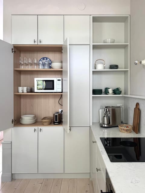 Uniikki ja tunnelmallinen empireasunto Hämeenlinnan ydinkeskustassa Apartment in Finland