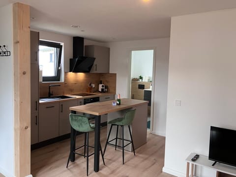 TV and multimedia, Kitchen or kitchenette, Dining area, stove