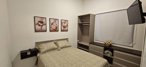 Bed, TV and multimedia, Photo of the whole room, Bedroom