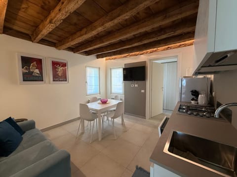 Kitchen or kitchenette, Living room, Seating area, Dining area
