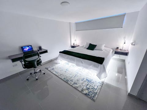 Bed, TV and multimedia, Seating area
