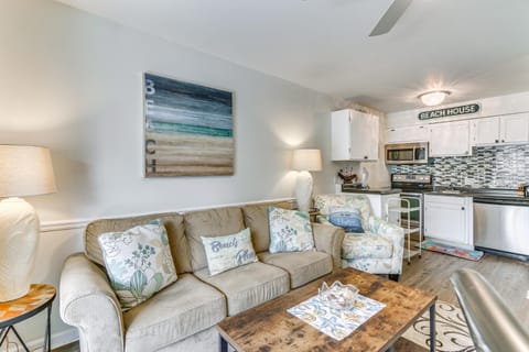 Hilton Head Island Condo with Coligny Beach Access! Apartment in Coligny Beach
