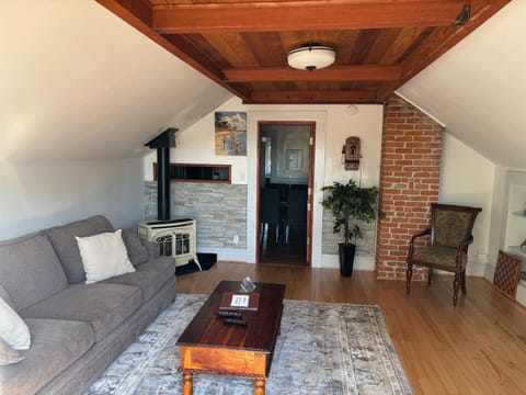 Alameda 3BR luxury Penthouse 2 blocks to downtown 3 blocks to the beach AC and 2 free parking spaces Apartment in Alameda