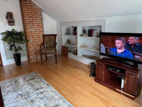 Alameda 3BR luxury Penthouse 2 blocks to downtown 3 blocks to the beach AC and 2 free parking spaces Apartment in Alameda