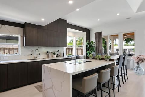 Infinity Luxury Waterfront Infinity Pool and Hot Tub SLEEPS 8 House in Wilton Manors