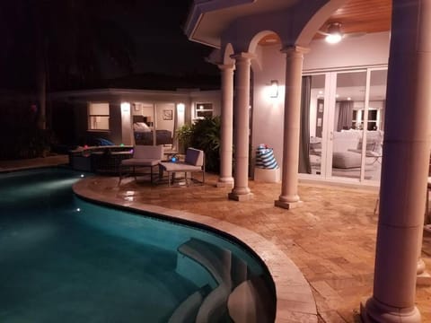Infinity Luxury Waterfront Infinity Pool and Hot Tub SLEEPS 8 House in Wilton Manors