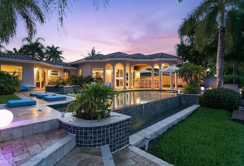 Infinity Luxury Waterfront Infinity Pool and Hot Tub SLEEPS 8 House in Wilton Manors