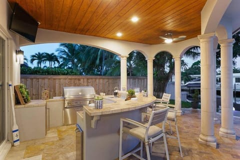 Infinity Luxury Waterfront Infinity Pool and Hot Tub SLEEPS 8 House in Wilton Manors