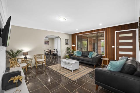 Communal lounge/ TV room, TV and multimedia, Dining area